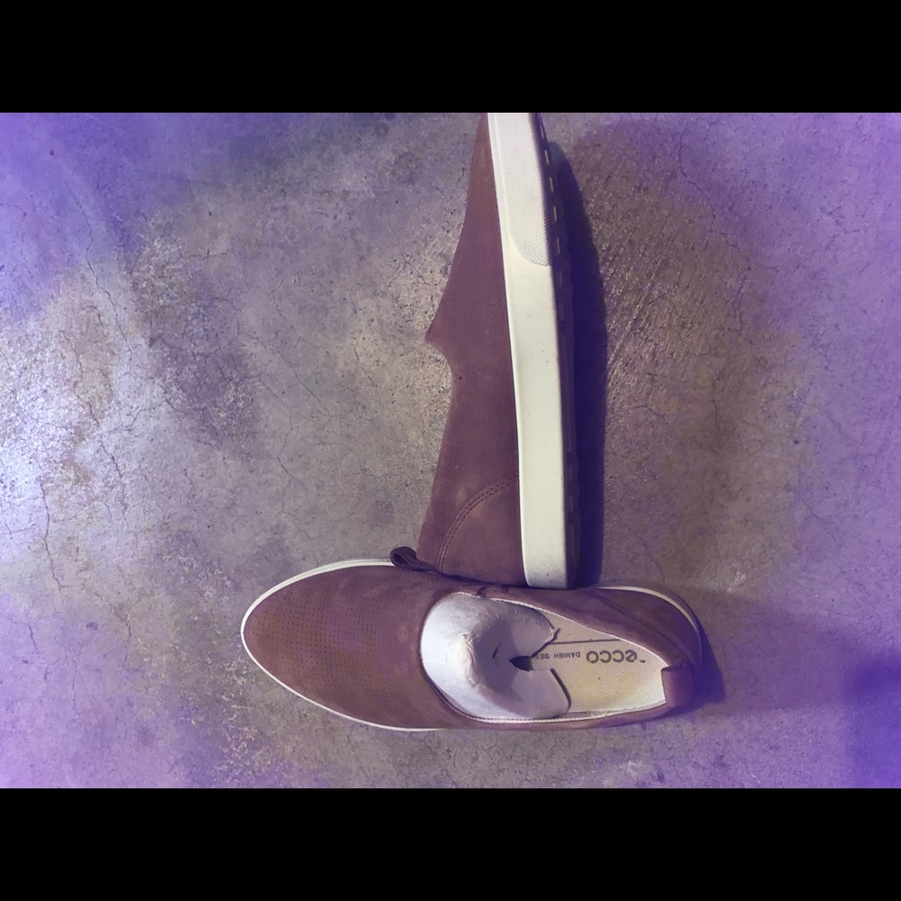 Women’s Ecco suede flats